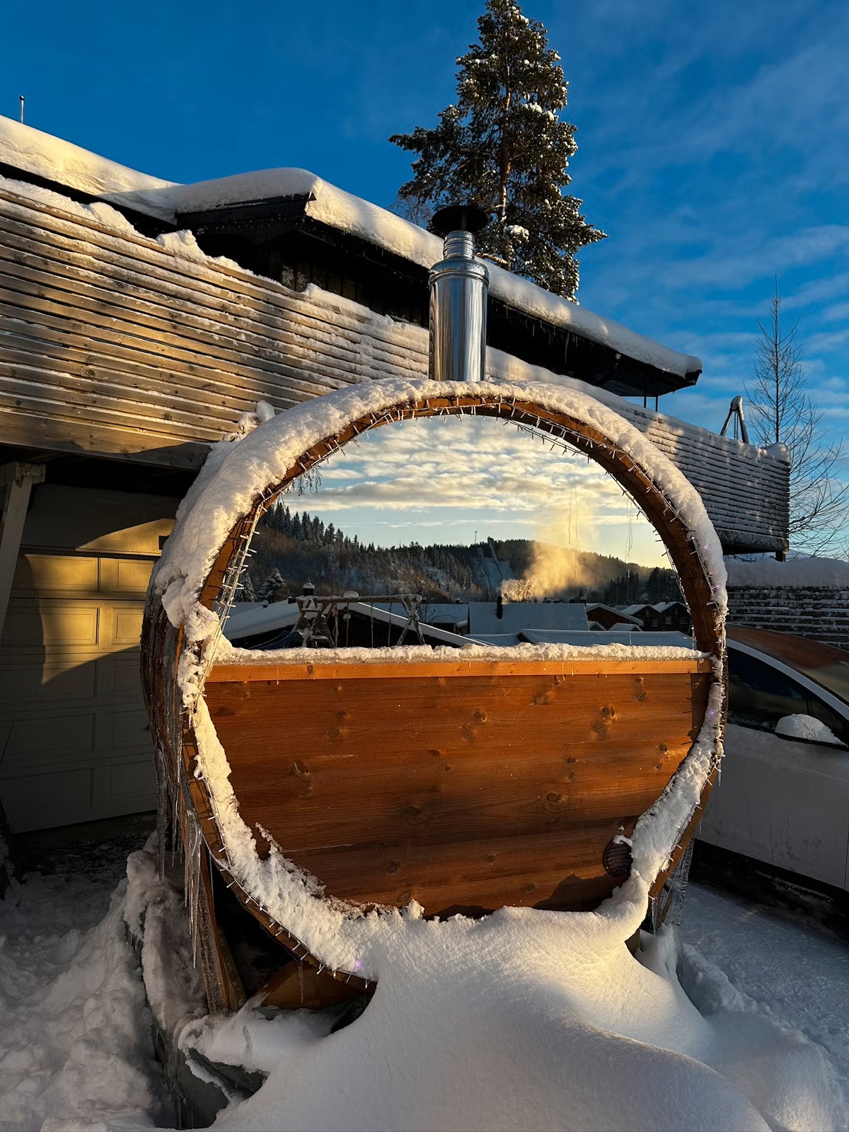 Snødekt badstue i vintersol